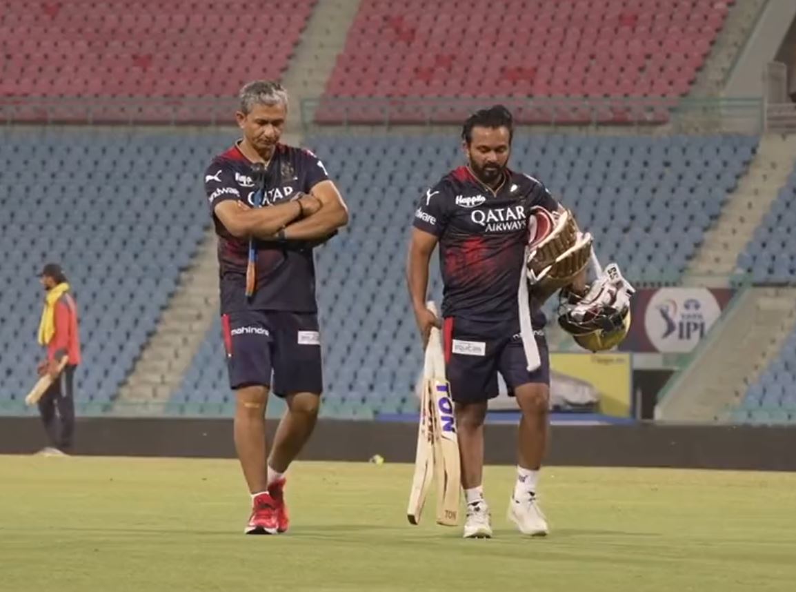 Kedar Jadhav with  RCB coach Sanjay Bangar | RCB Twitter