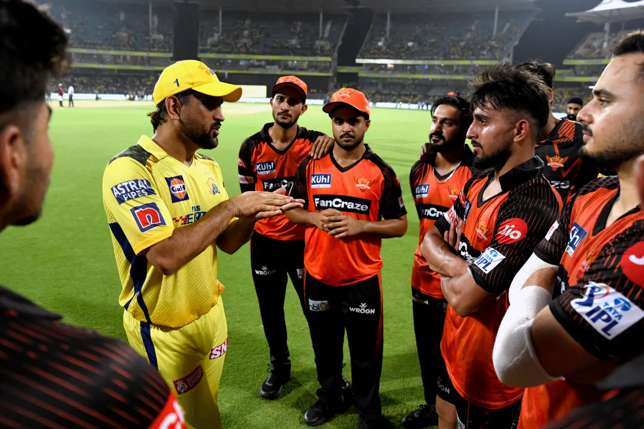 MS Dhoni speaks to SRH players | BCCI/IPL 