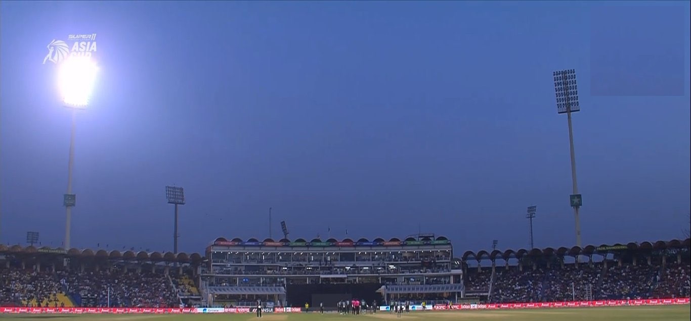 Single floodlight tower went dark during Pakistan innings | X