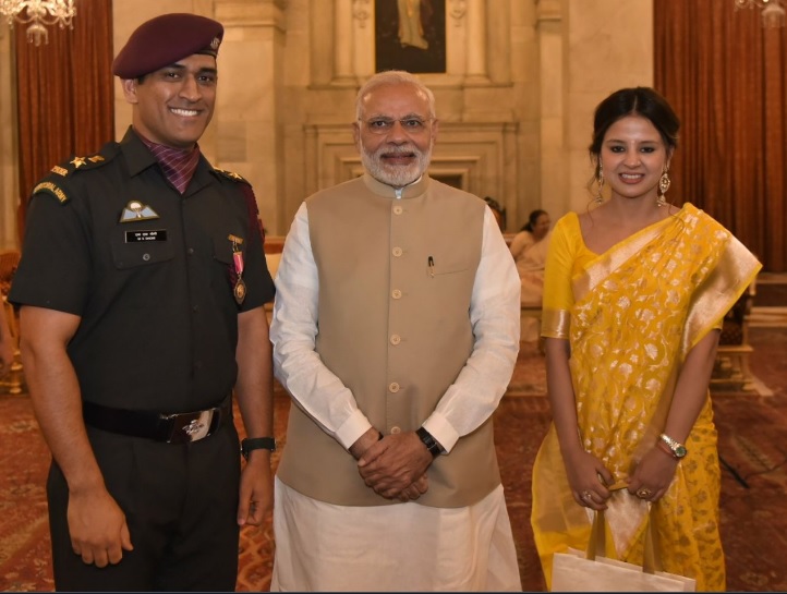 PM Narendra Modi with MS and Sakshi Dhoni | Twitter