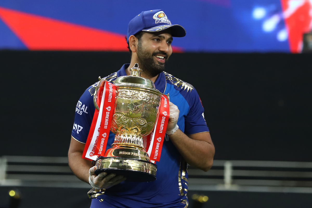 Rohit Sharma lifting the IPL 2020 trophy | IPL/BCCI