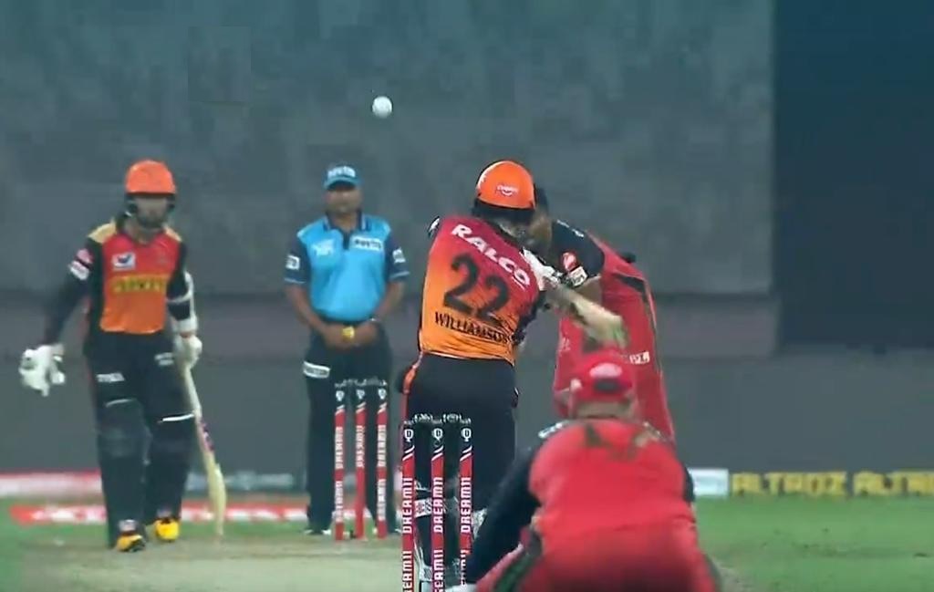 Williamson looked in disbelieve as none of the umpires called it a no ball | Screengrab