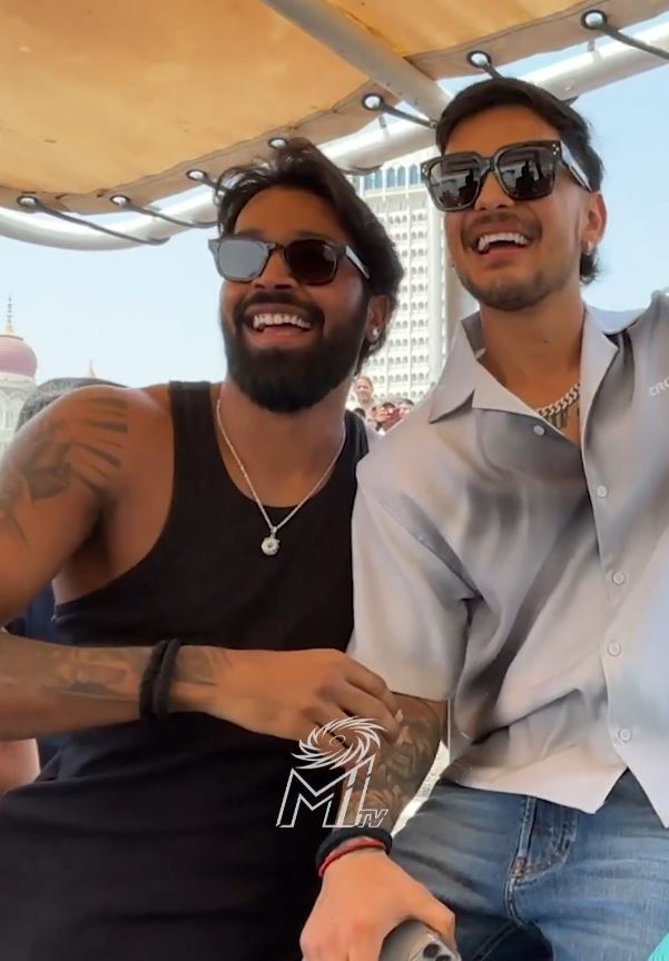 Hardik Pandya and Ishan Kishan on ferry to Alibaug with MI contingent | MI X