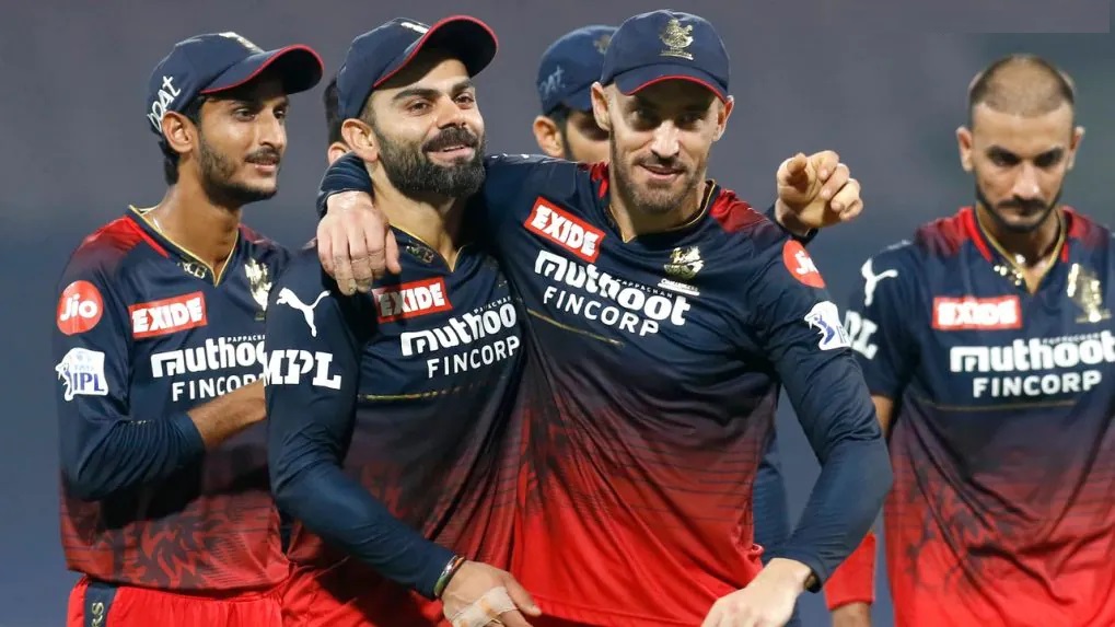 Faf du Plessis with his RCB teammates | BCCI-IPL