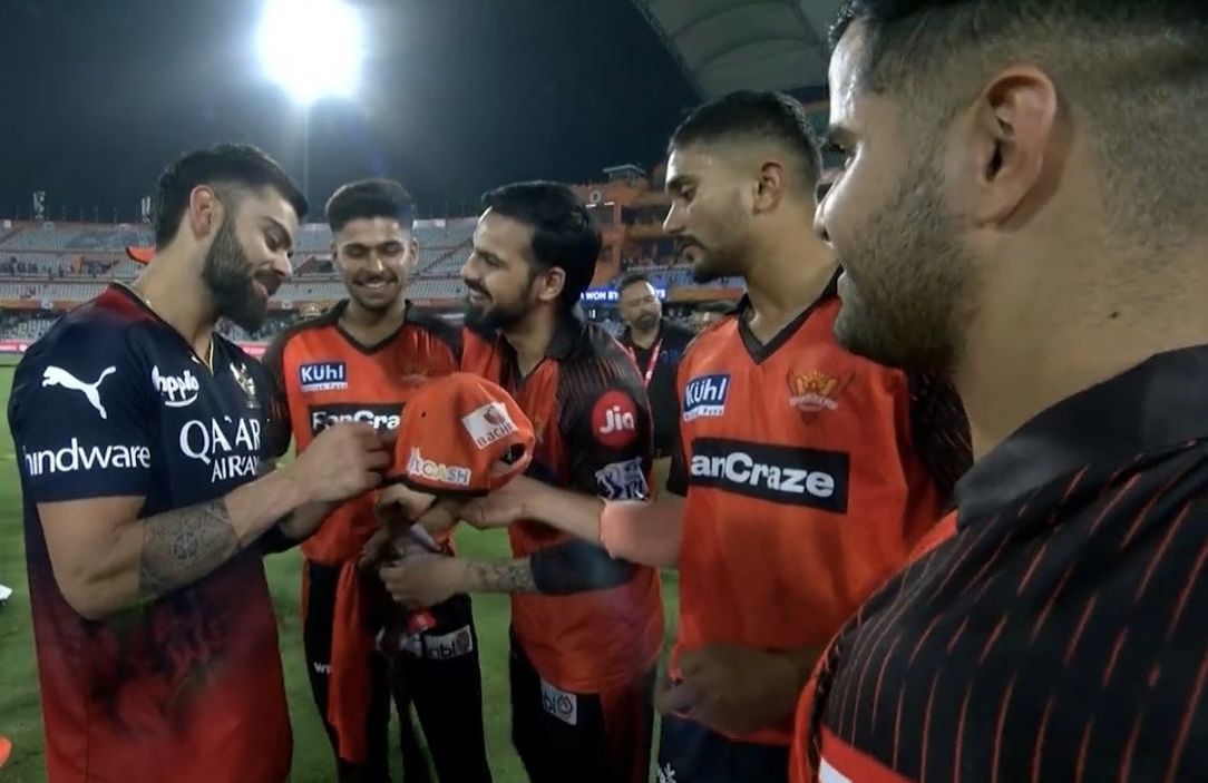 Virat Kohli signs souvenirs | IPL