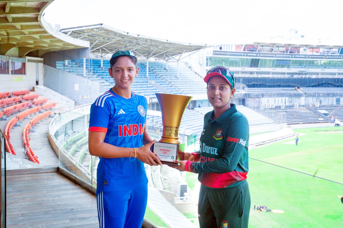  Harmanpreet Kaur posing with the trophy with her Bangladesh counterpart | BCB/Twitter