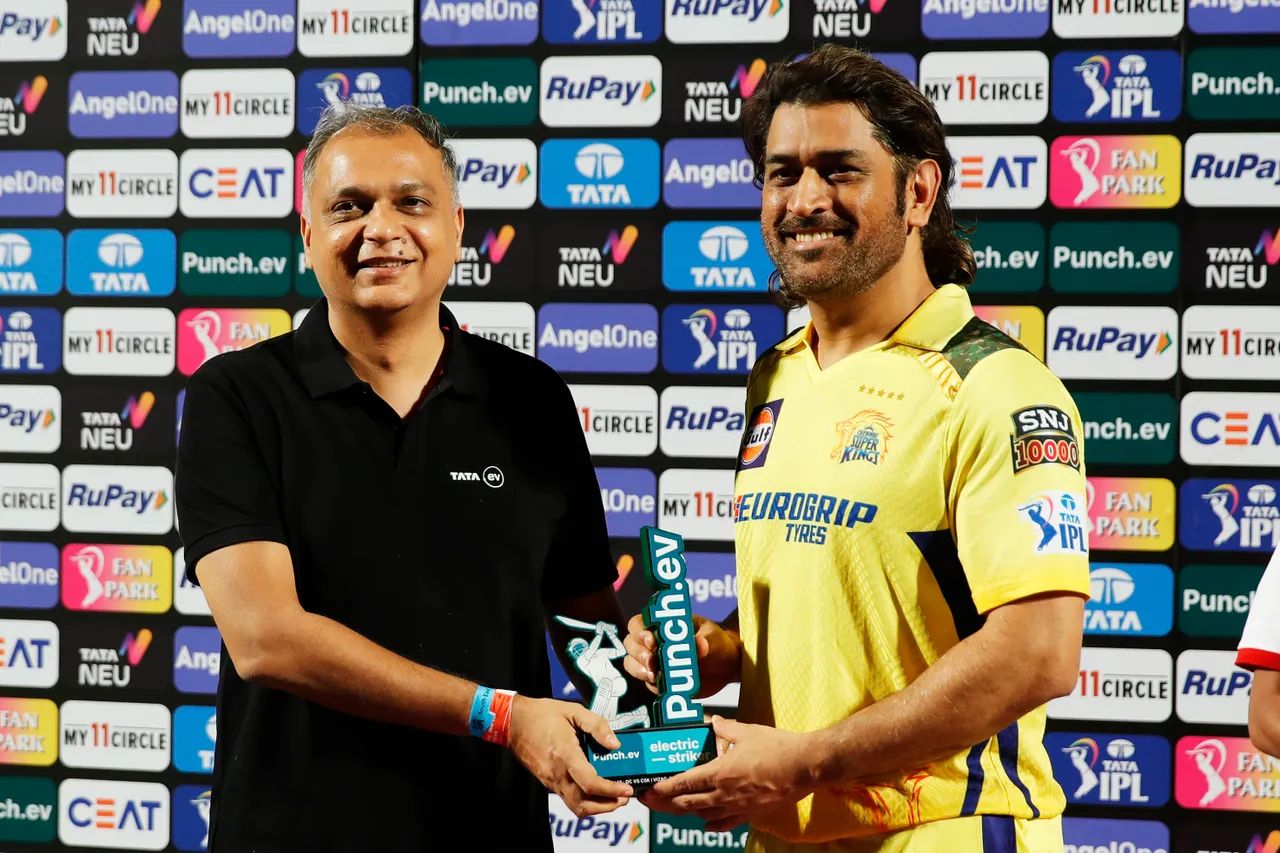 MS Dhoni received an award following his innings | BCCI