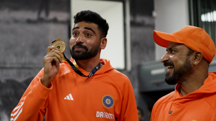 SA v IND 2023-24: WATCH- Mohammed Siraj wins the medal for 'impact fielder' of T20I series