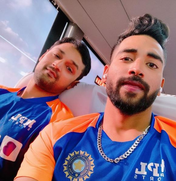 Mohammed Siraj and Shahbaz Nadeem click a selfie enroute Chepauk | Instagram