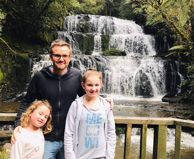 Mike Hesson with his daughters | Twitter
