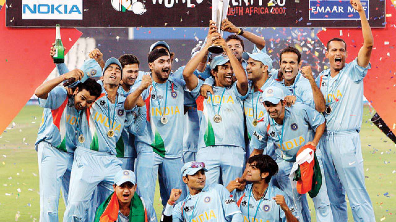 Indian team lifts the World T20 trophy