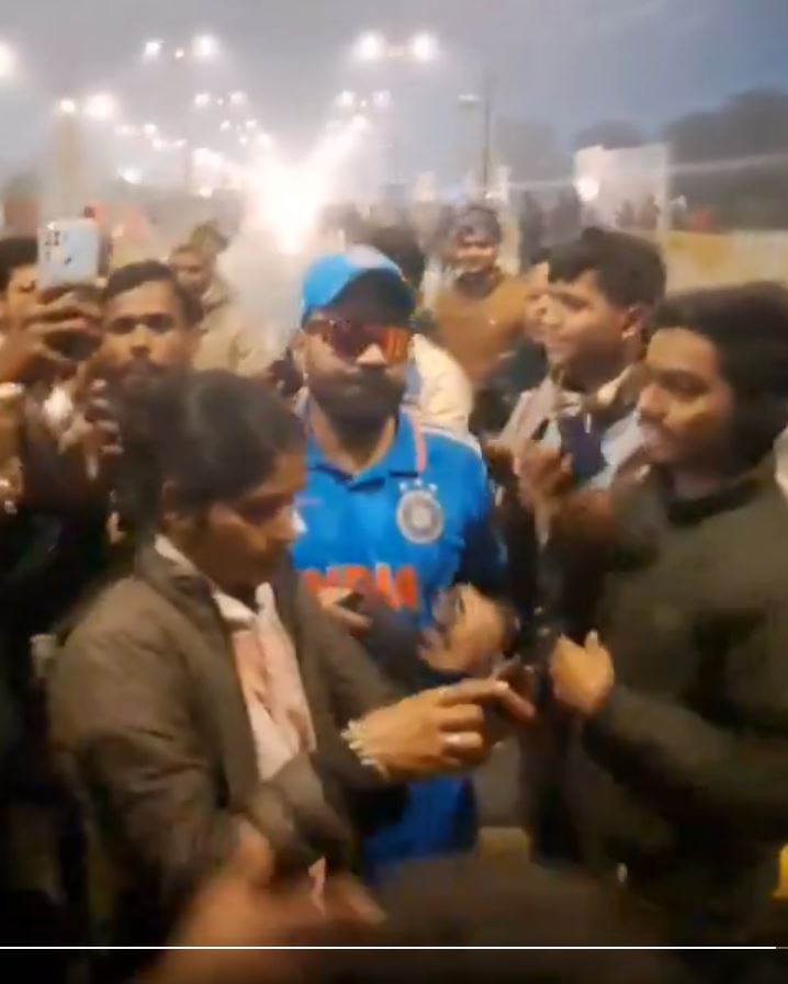 Virat Kohli look-alike mobbed in Ayodhya | X