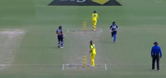 Sri Lanka women's goofing up while running between the wickets | Twitter