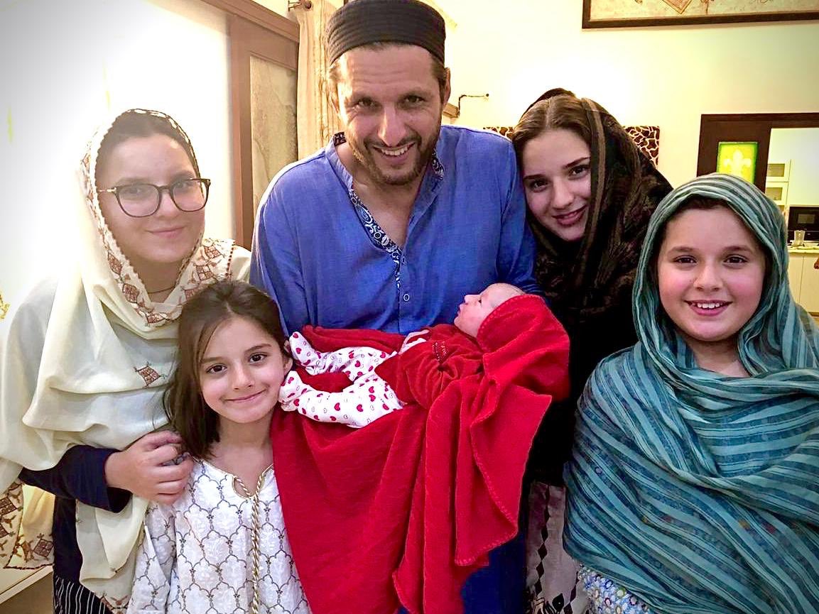 Shahid Afridi with his daughters | Twitter