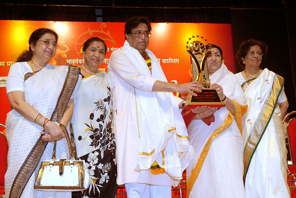 Lata Mangeshkar with her sisters Usha (L), Asha, brother Dinanath and Meena (R) | Getty