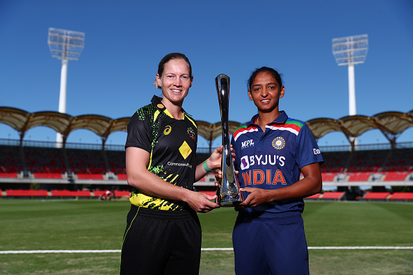 Mag Lanning and Harmanpreet Kaur poses with T20I trophy | Getty Images