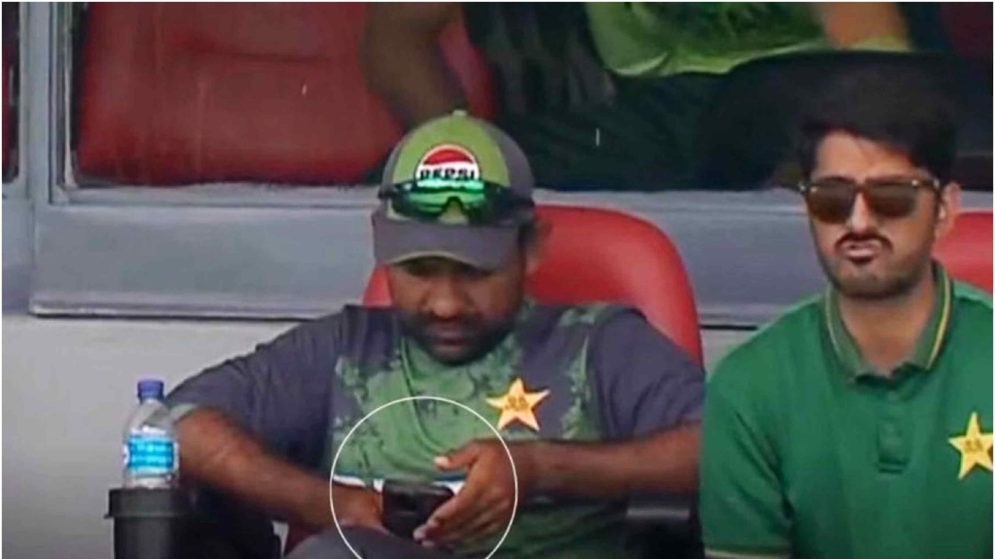 Pakistan U19 coach Sarfaraz Ahmed violates ICC rules by using phone during U19 World Cup clash vs India