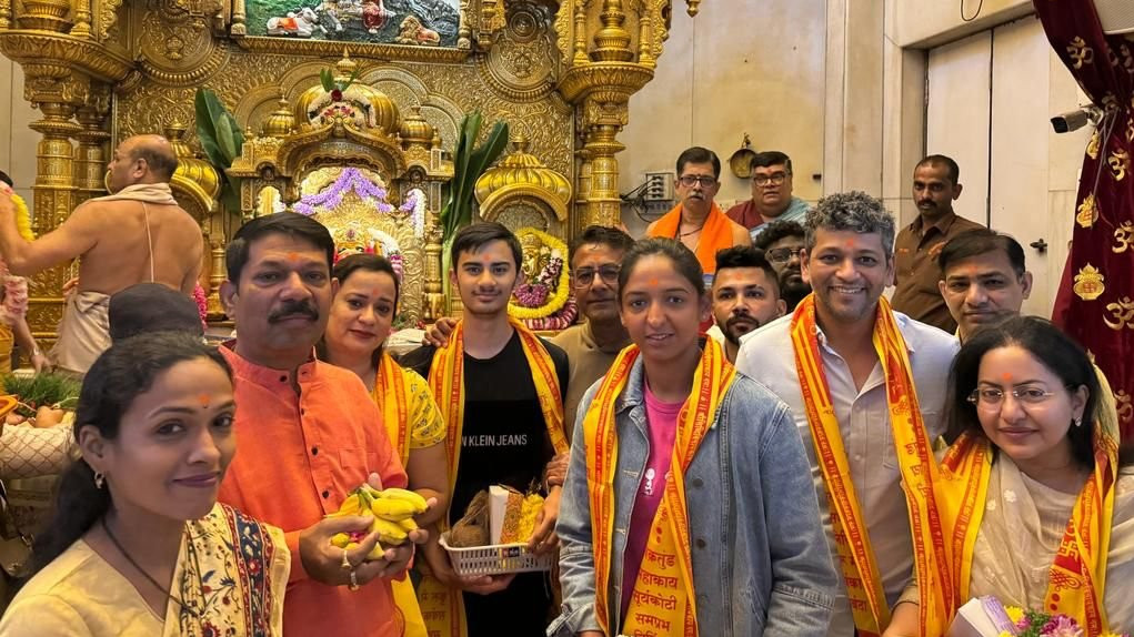 Harmanpreet Kaur seeks blessings at Shree Siddhivinayak Ganapati temple