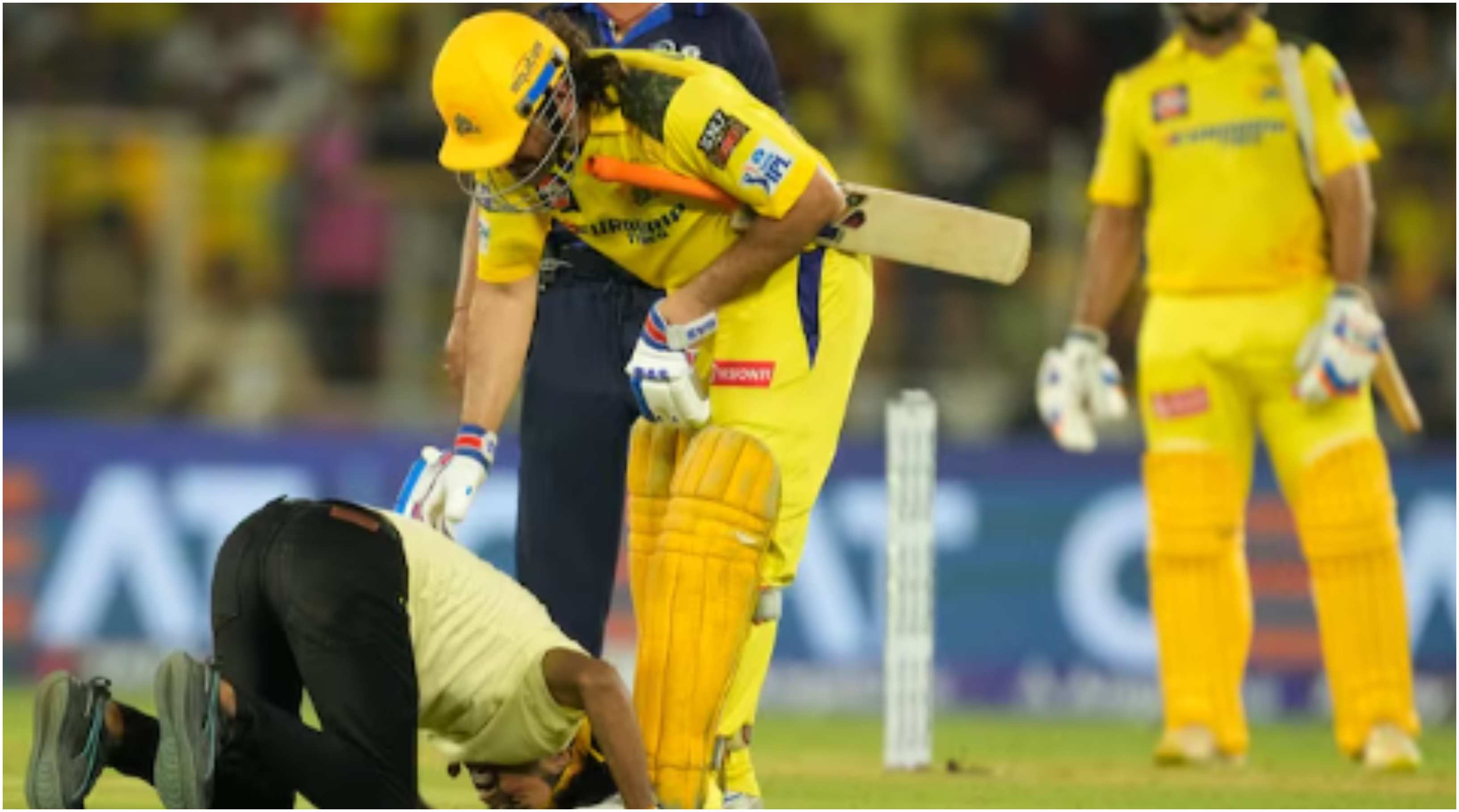Fan invaded the pitch to touch MS Dhoni's feet | BCCI-IPL