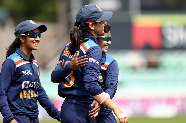 Smriti Mandhana celebrates with her teammates after taking the catch of Natalie Sciver | Getty