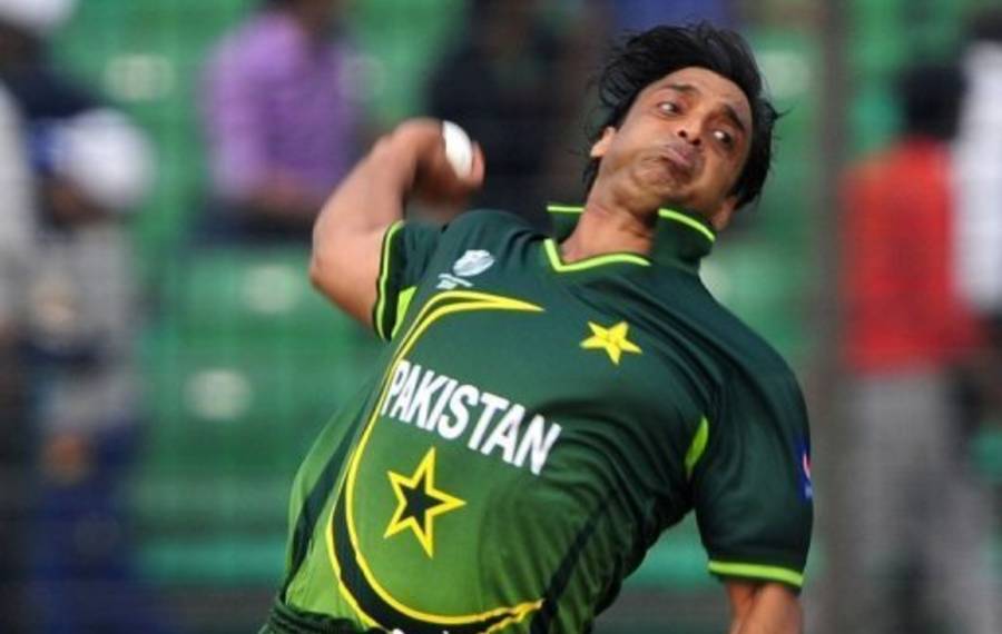 Shoaib Akhtar's right arm seems to bend at right angle, an illusion created due to his extra flexibility