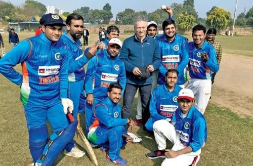 Waugh with India’s physically-challenged cricketers | Mid-day 