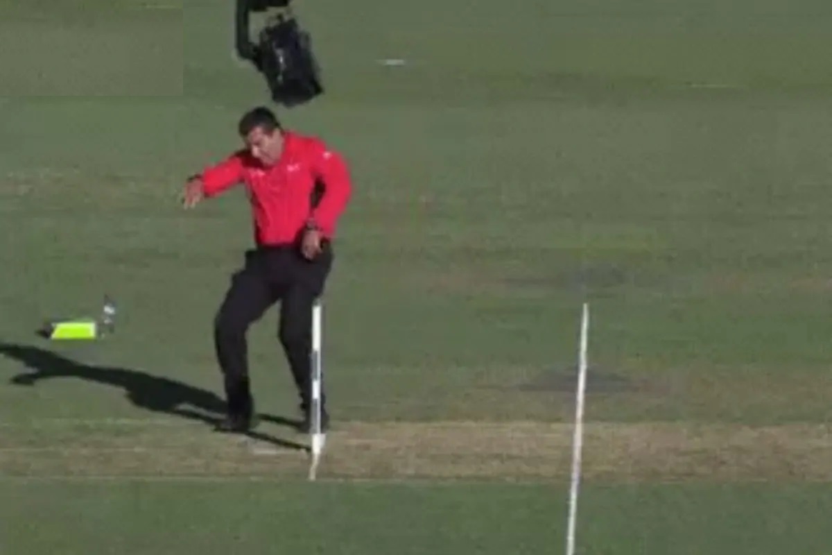 Umpire Gerard Abood didn't notice the Spidercam, and banged his head into it | Twitter