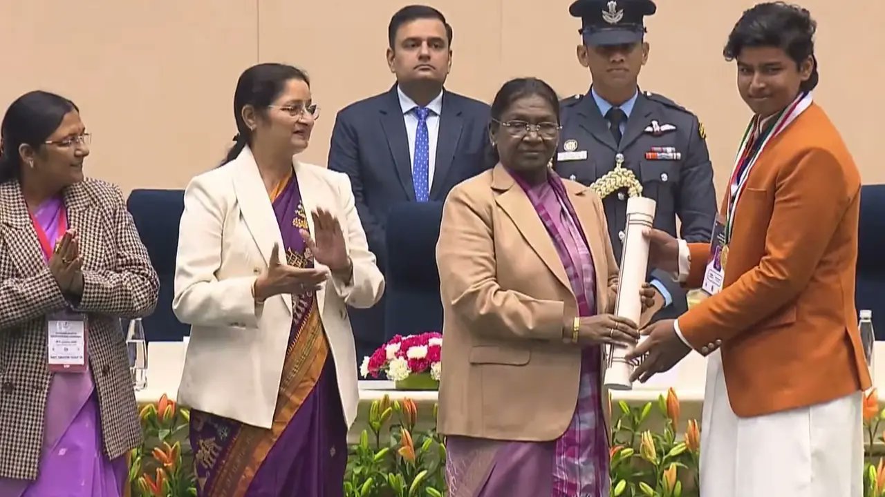 Vaibhav Sooryavanshi receiving the award from President of India | X