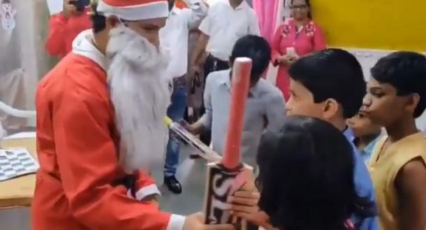 Sachin Tendulkar spread love and happiness amongst children dressed as Santa Claus