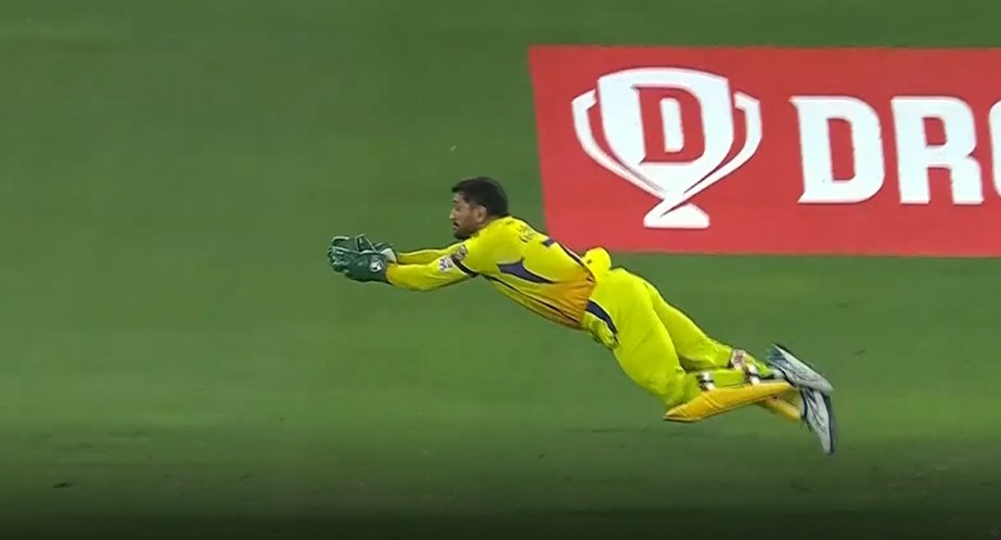 MS Dhoni takes a brilliant catch | Twitter