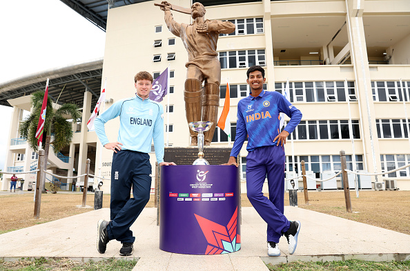  Tom Prest and Yash Dhull poses with the trophhy | Getty Images