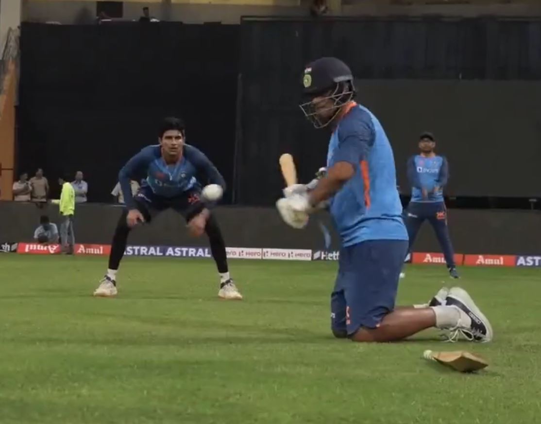 Dravid used a baseball bat to give Gill some slip catching practice on spinners | BCCI
