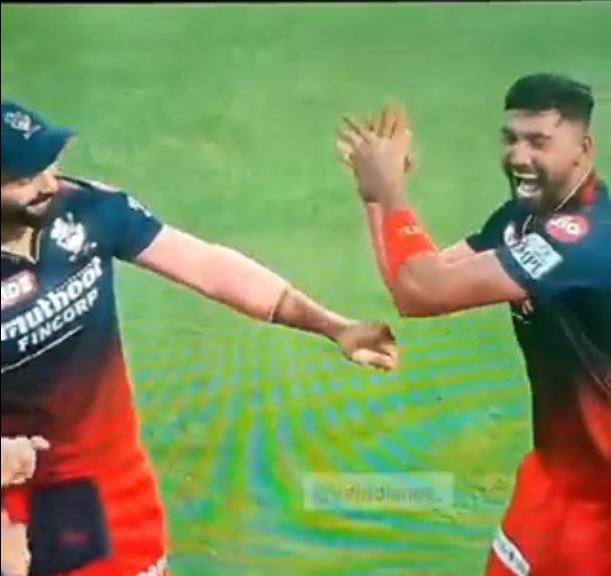 Kohli and Siraj dancing off before start of RR match | Twitter