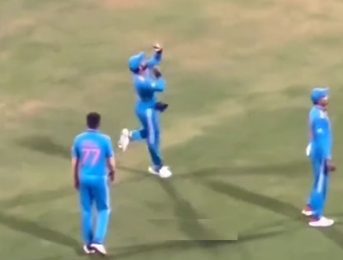 Virat Kohli doing shadow bowling in reaction to chants for him to bowl | X