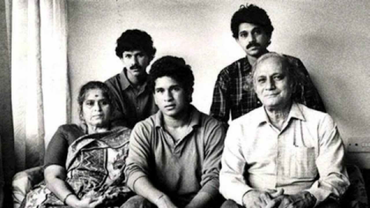 Sachin Tendulkar with his parents and brothers 