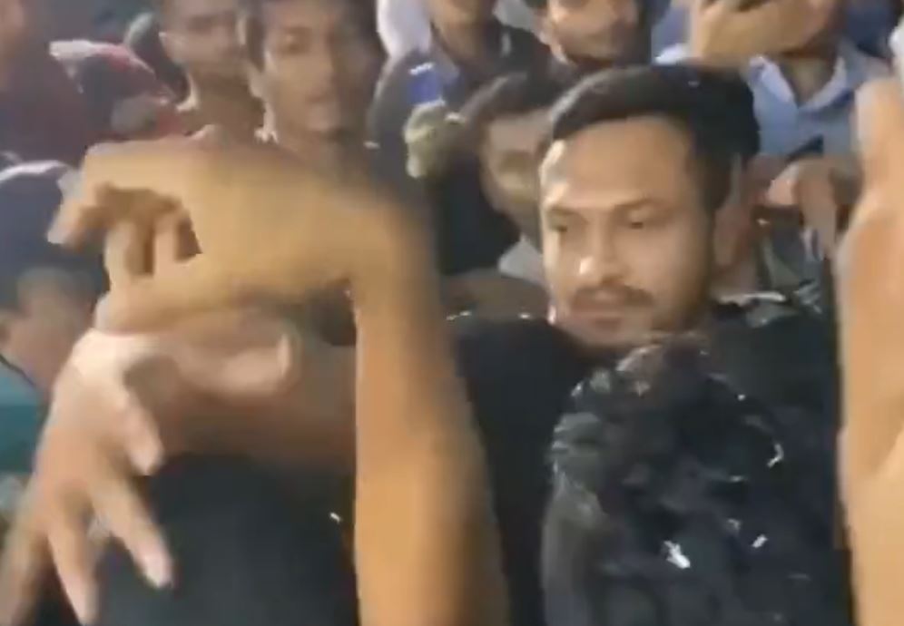 Shakib's cap was taken off his head by someone in the crowd | Twitter