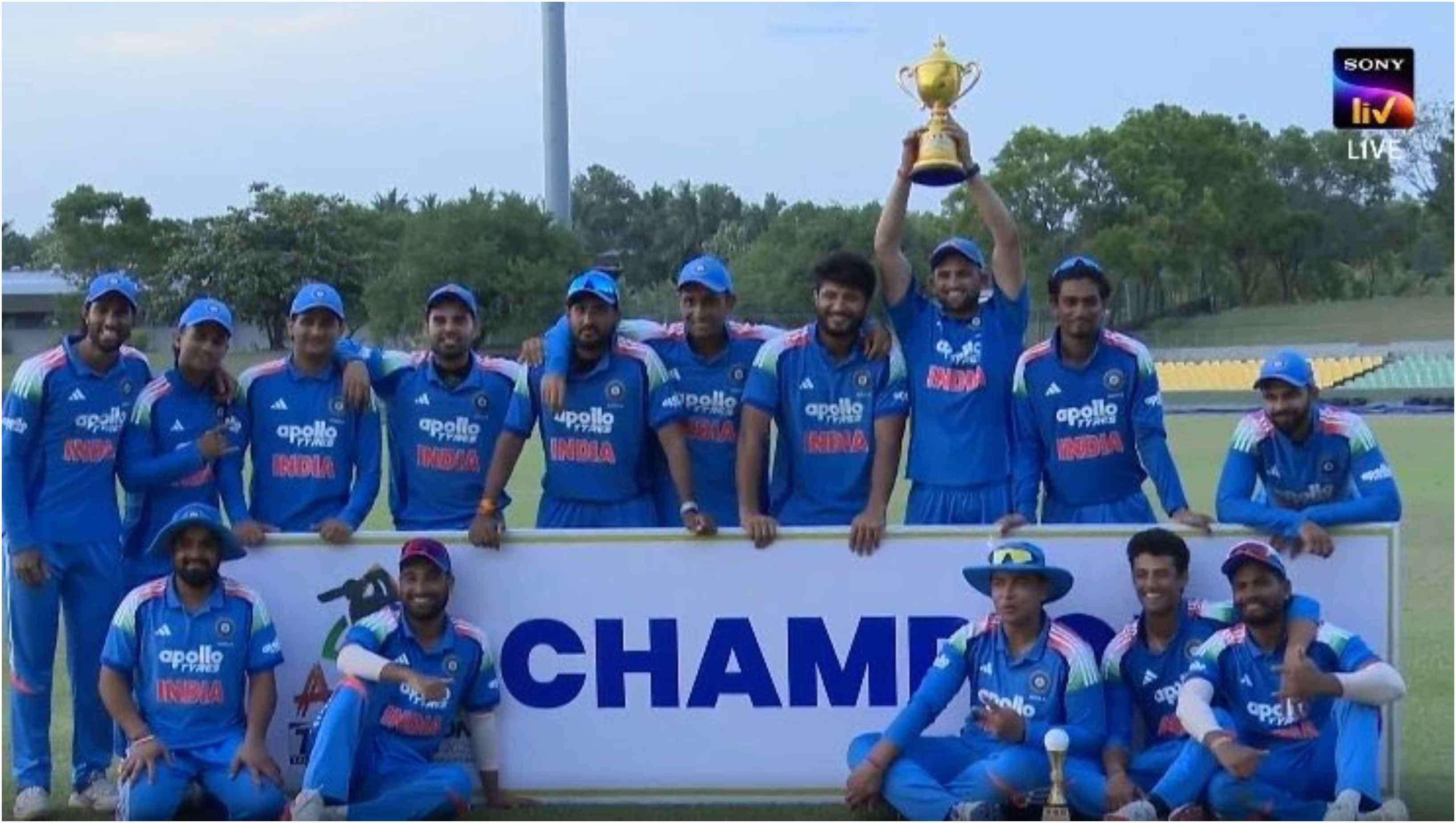India A players posting with the trophy | @SonySportsNetwk