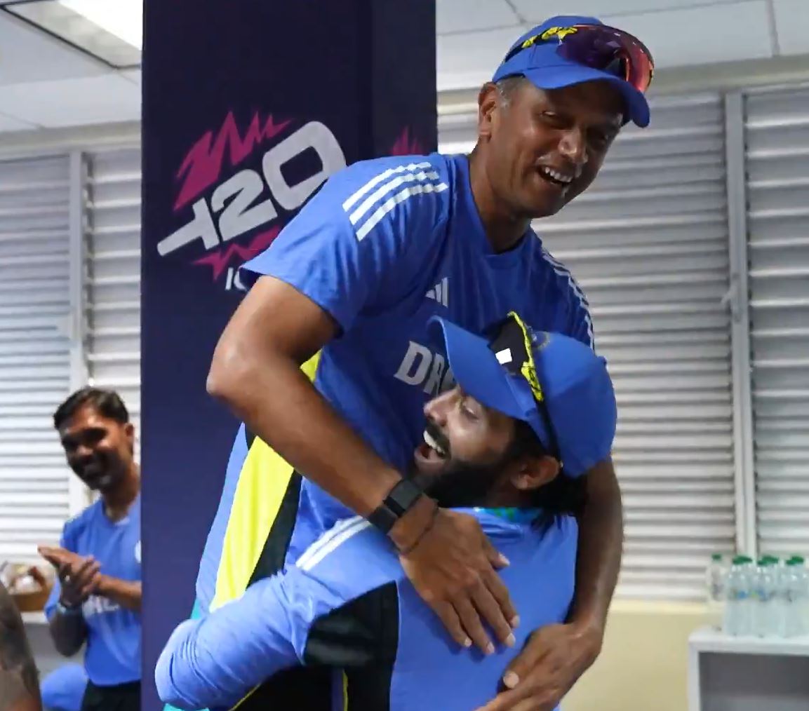 Ravindra Jadeja lifted Rahul Dravid after winning the medal | BCCI Instagram