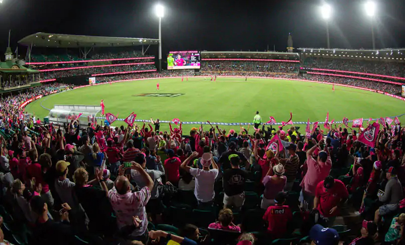 Fans enjoying a BBL game at the SCG | Sixers BBL Twitter