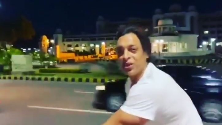 WATCH- Shoaib Akhtar cycles on roads in Islamabad amid lockdown; gets blasted by fans on social media