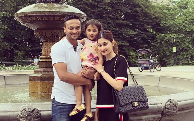 Shakib with wife and daughter | Twitter