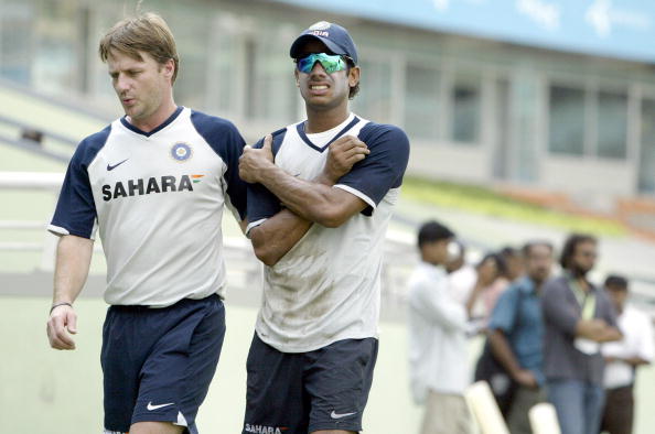 Team India physiotherapist John Gloster helps Manoj Tiwary | GETTY