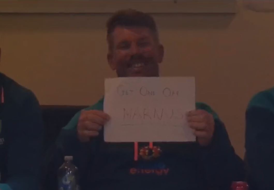David Warner holding the sign asking the fan to get a shirt from Marnus | Twitter