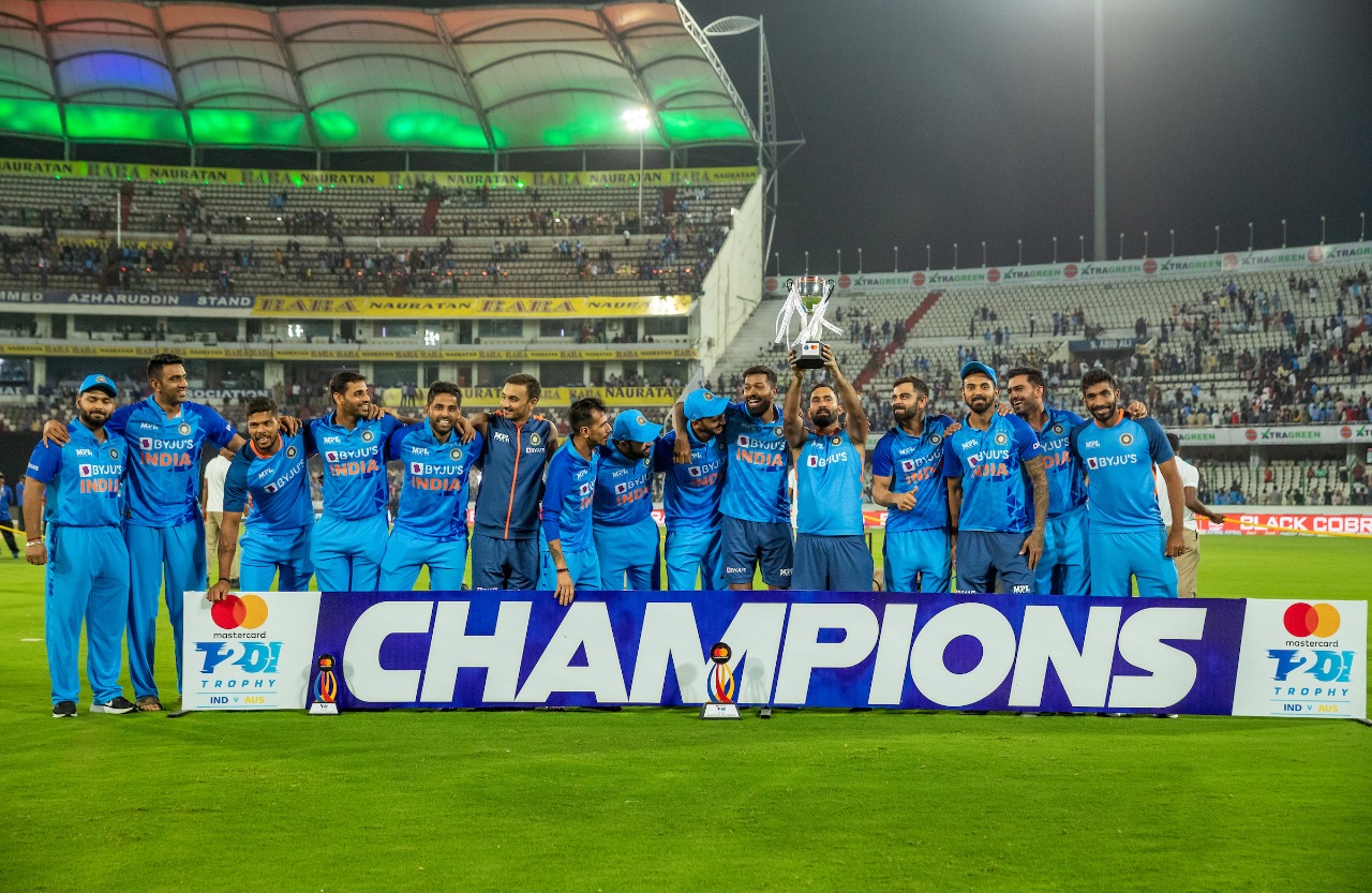 Indian players posing with the trophy after winning the T20I series (Source: @imVkohli/Twitter)