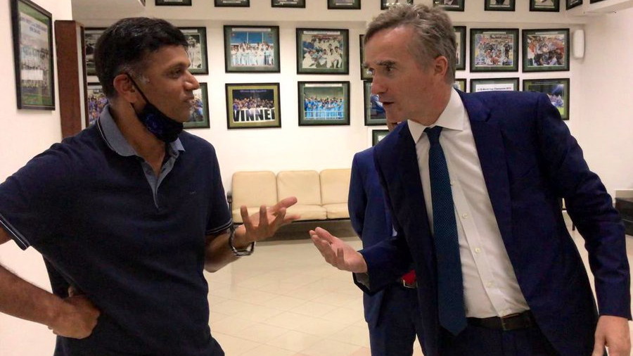 WATCH - Rahul Dravid teaches British High Commissioner to India a cricket expression in Kannada