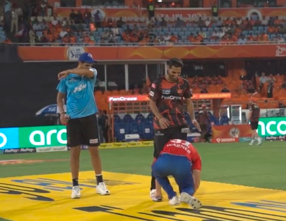 David Warner touches Bhuvneshwar Kumar's feet | IPL-BCCI