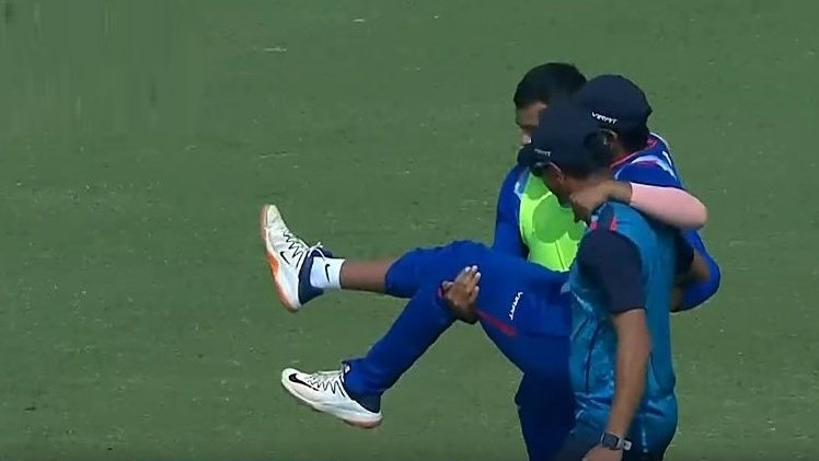 Vijay Hazare Trophy 2021: Prithvi Shaw carried off the field in the final after being hit on the shin
