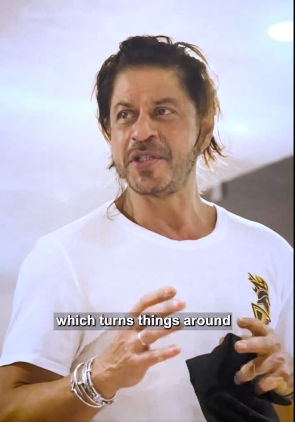 SRK giving an encouraging speech to KKR players after narrow loss to RR | X