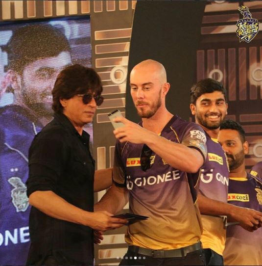 Lynn clicking a picture with team owner Shahrukh Khan. (Zee Media)
