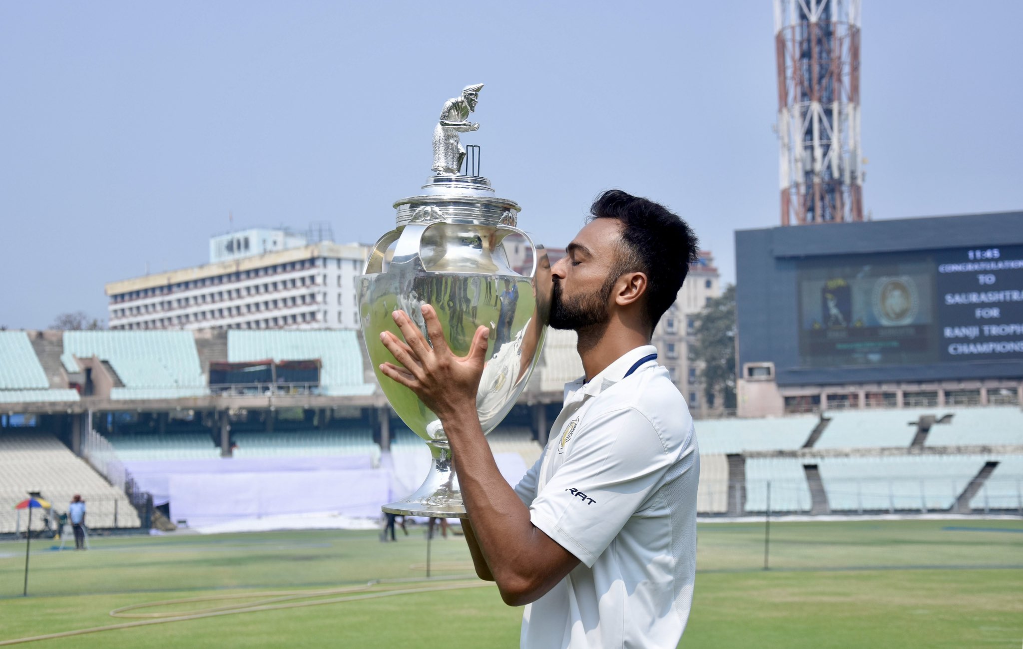 Jaydev Unadkat lifting the Ranji Trophy 2022-23 title | Twitter